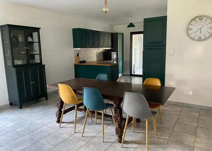 Holiday home La Maison Des Hirondelles, Piscine, Billard, Ping Pong, 3 Terrasses Et Jardin *